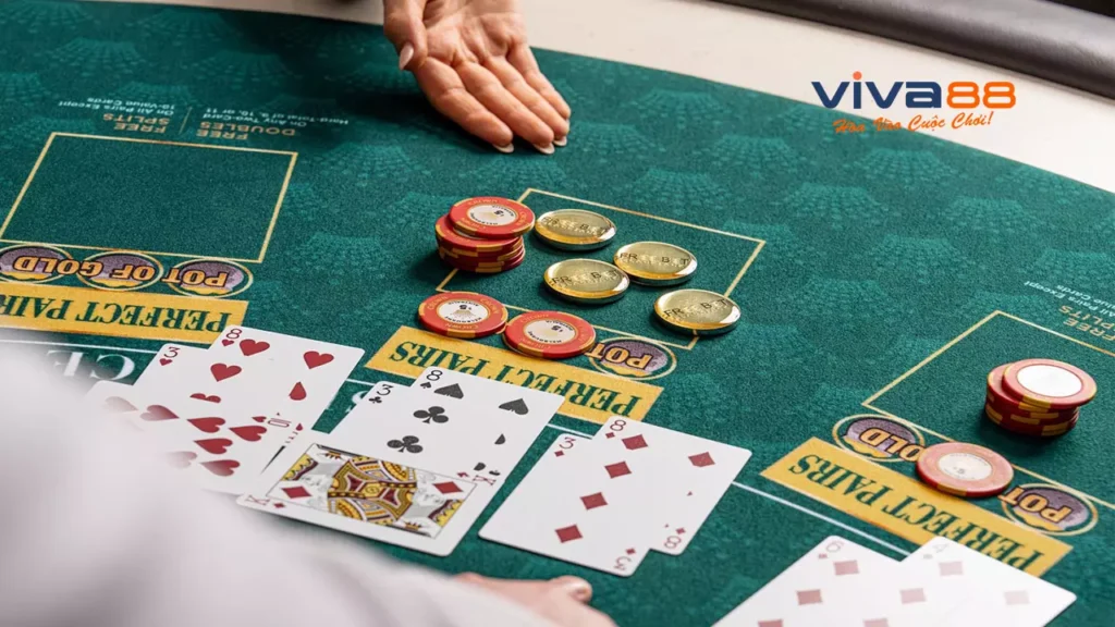 So sánh luật chơi, chiến lược giữa Baccarat và Blackjack!